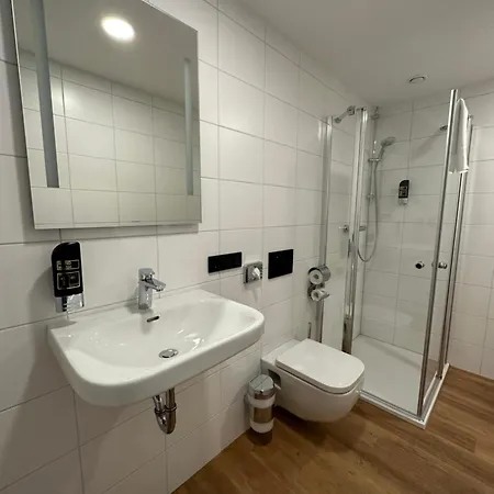 Hopfenhotel Am Adenauerufer 3*