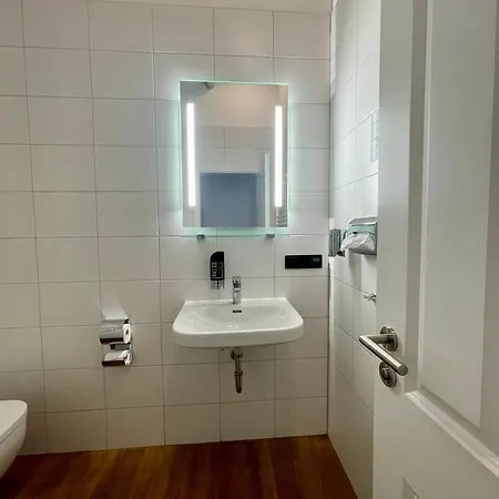 Hopfenhotel Am Adenauerufer 3*
